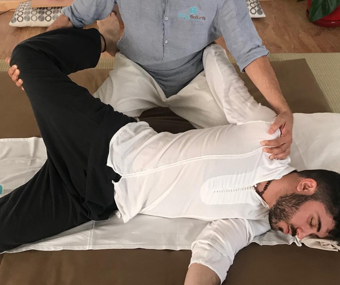 עיסוי תאילנדי על מיטת טיפולים - מרפאת אור הנר מודיעין מכבים רעות